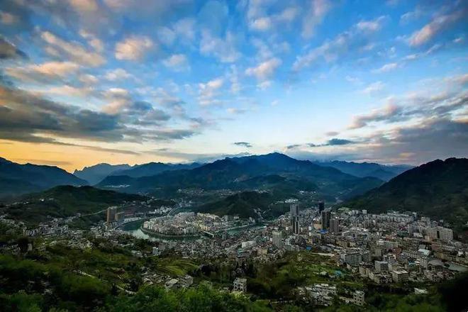 【山水好时光开云网址周末到安康】明晚！来汉江边看巴山画廊！(图2)
