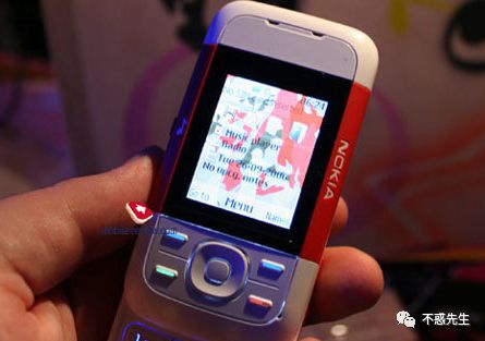情侣教室“为爱鼓掌”遭围观不雅疯传：就不能去开个房吗？(图1)