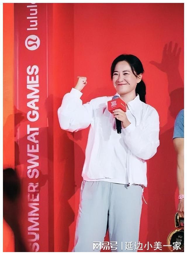 嘴巴在笑、褶子在哭、肥肉在抖、网友在嘲“你胖了韭菜没了”！(图3)