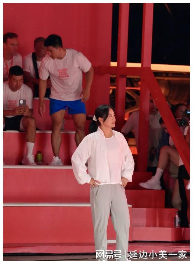 嘴巴在笑、褶子在哭、肥肉在抖、网友在嘲“你胖了韭菜没了”！(图2)