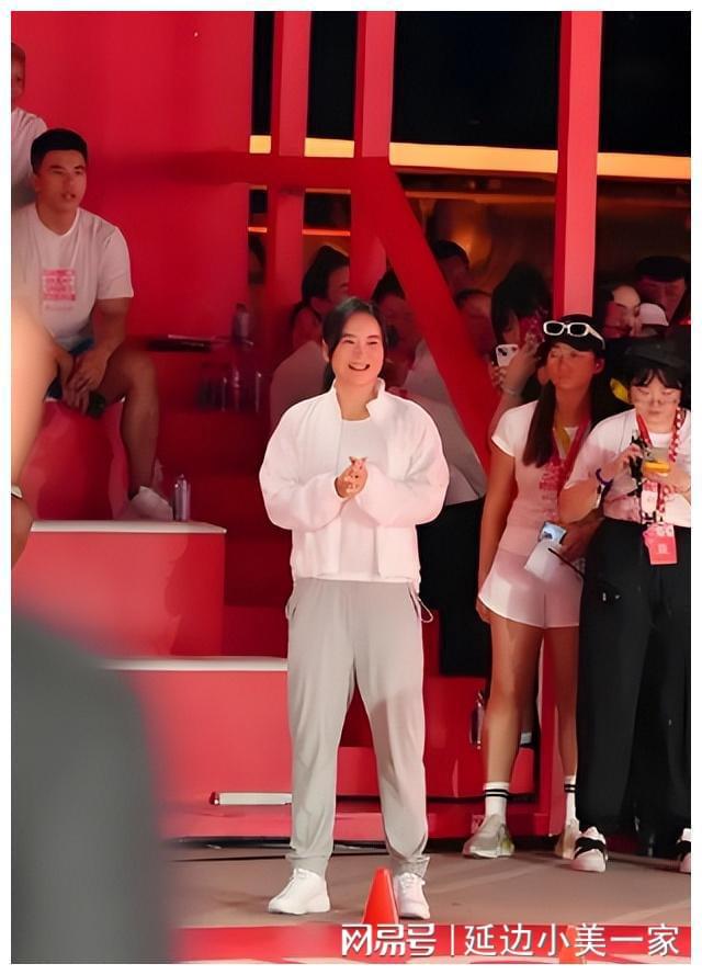 嘴巴在笑、褶子在哭、肥肉在抖、网友在嘲“你胖了韭菜没了”！(图16)
