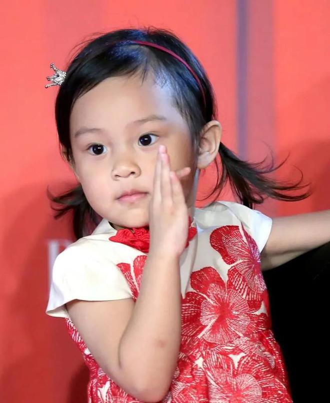 打耳洞就伤风败俗？甜馨三里屯打耳洞被偶遇低头瞬间神似李小璐