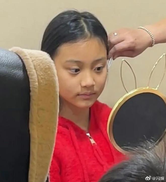 打耳洞就伤风败俗？甜馨三里屯打耳洞被偶遇低头瞬间神似李小璐(图2)