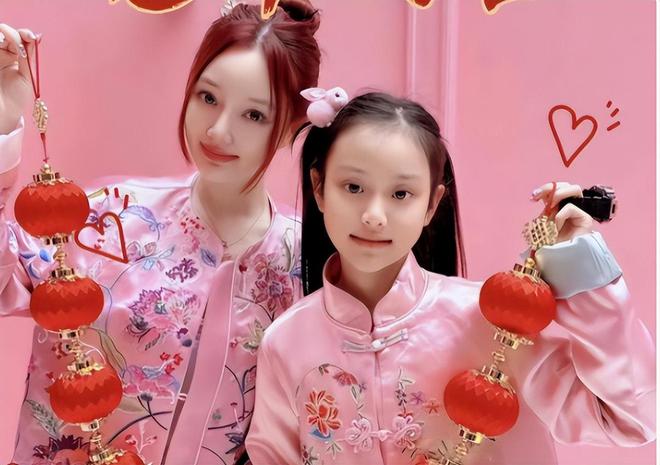 打耳洞就伤风败俗？甜馨三里屯打耳洞被偶遇低头瞬间神似李小璐(图6)
