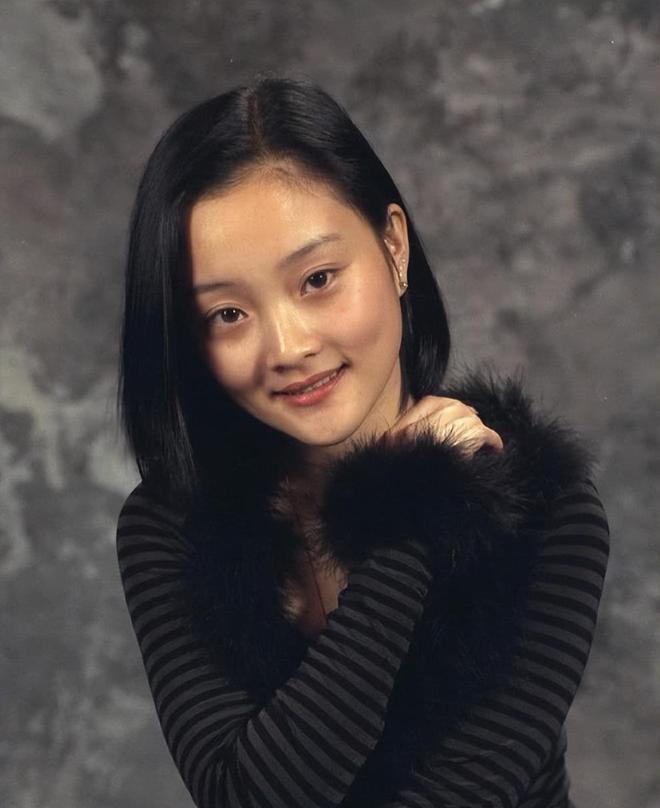 打耳洞就伤风败俗？甜馨三里屯打耳洞被偶遇低头瞬间神似李小璐(图9)