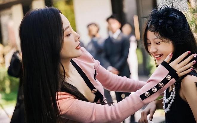 打耳洞就伤风败俗？甜馨三里屯打耳洞被偶遇低头瞬间神似李小璐(图23)