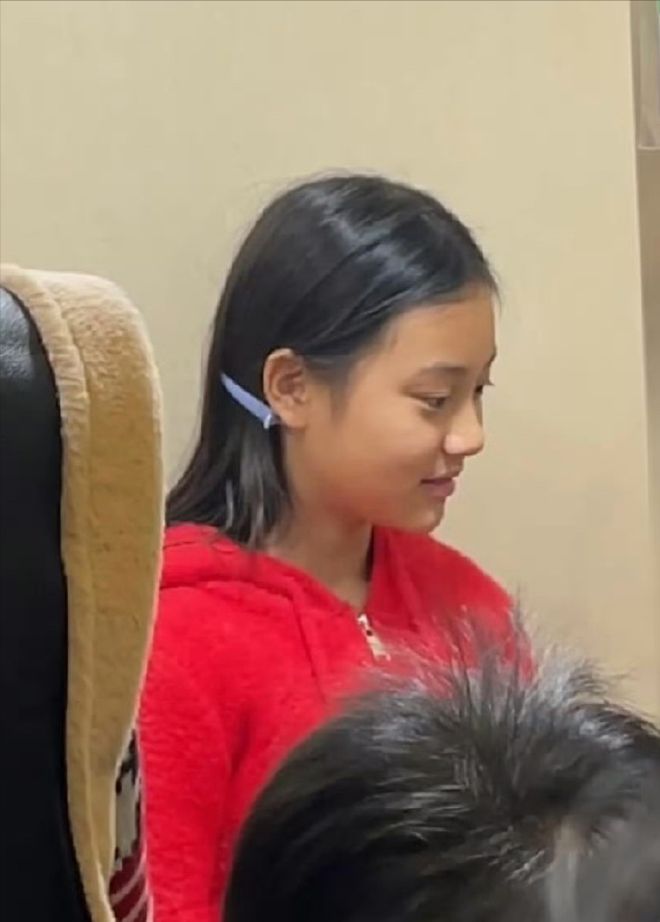 打耳洞就伤风败俗？甜馨三里屯打耳洞被偶遇低头瞬间神似李小璐(图10)