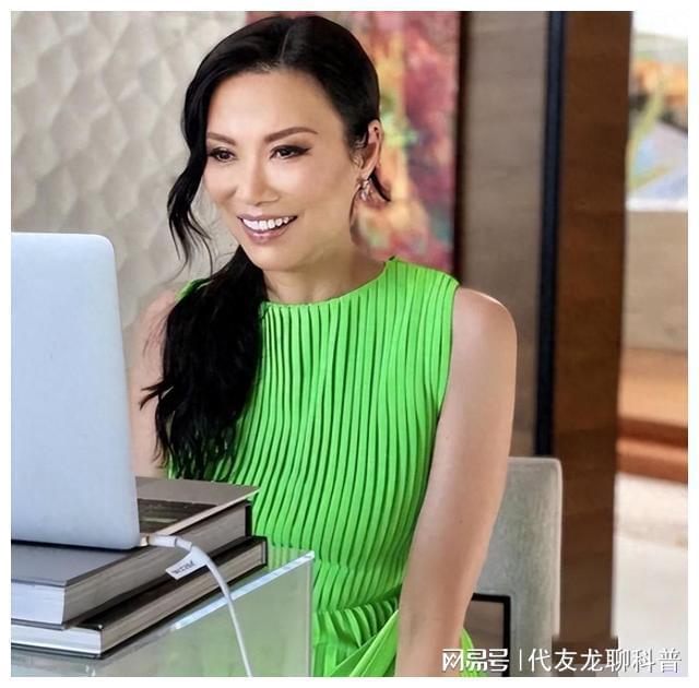 邓文迪风流多情的逆袭人生：与布莱尔缠绵离婚后还套得40亿(图2)
