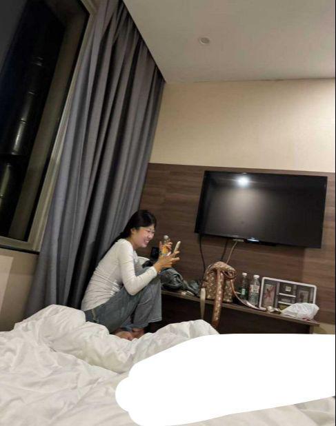 女大学生脚踏四条船被男友堵门曝光：聊骚多人开房打p(图2)