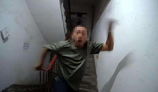 女子投诉邻居打麻将后续：警方介入踹门者救援队的其爸是局长