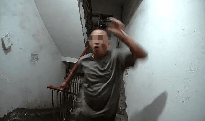 女子投诉邻居打麻将后续：警方介入踹门者救援队的其爸是局长(图3)