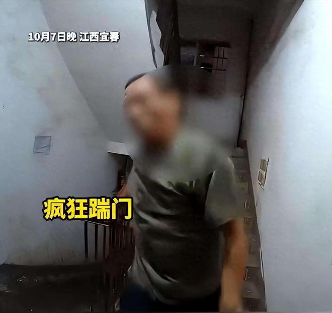 女子投诉邻居打麻将后续：警方介入踹门者救援队的其爸是局长(图14)