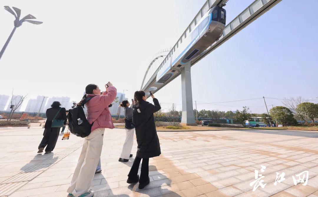 滴！大学生实践团打卡国内首条空轨体验未来城市交通