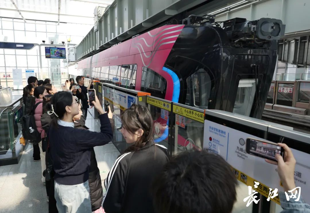 滴！大学生实践团打卡国内首条空轨体验未来城市交通(图2)
