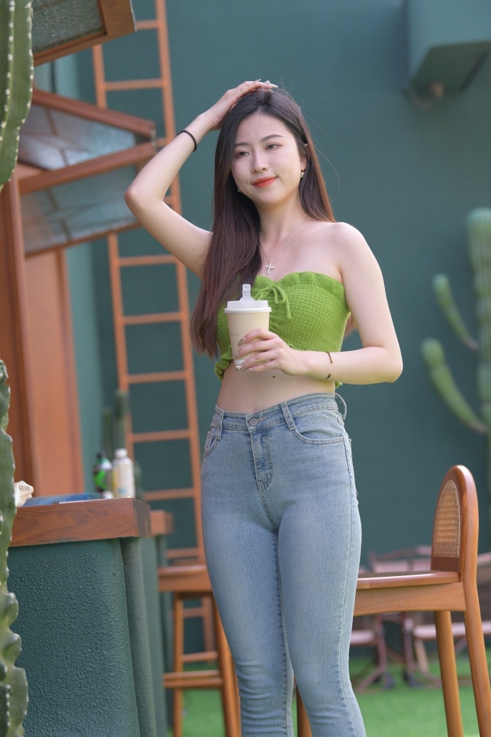 《女子光着给外卖开门