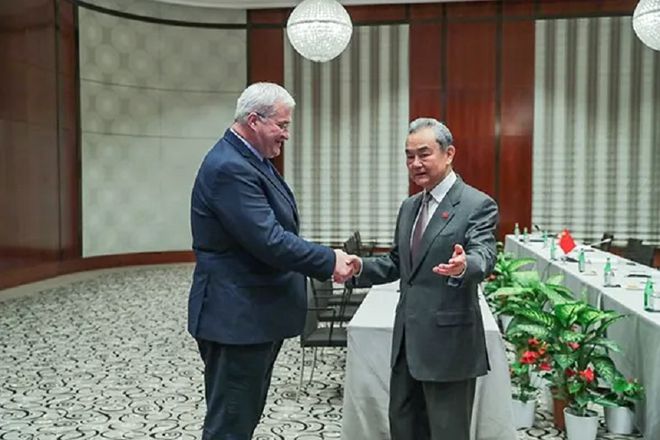 齐聚中驻美领馆门前乌支持者高呼“中国帮忙”卢沙野亮明立场(图3)
