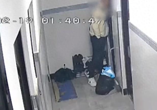 独居女孩遭陌生男十多次趴门偷听警方：已口头批评网友热议(图9)