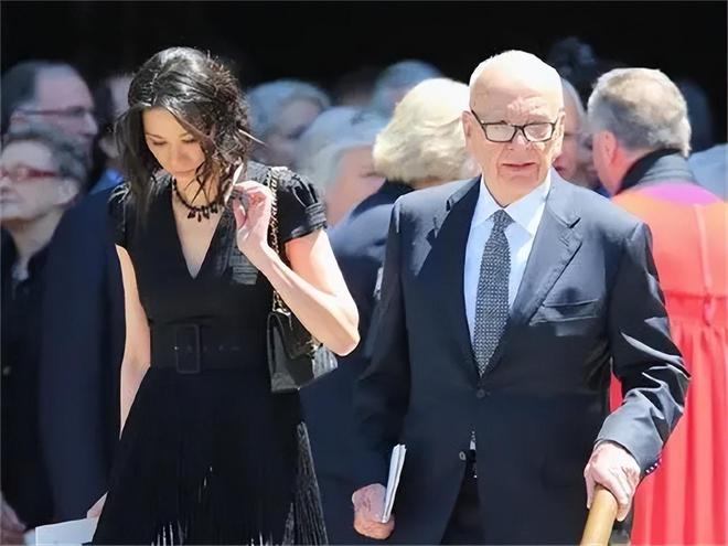 佣人告诉默多克：英国前首相进了邓文迪卧室并关上了门(图3)