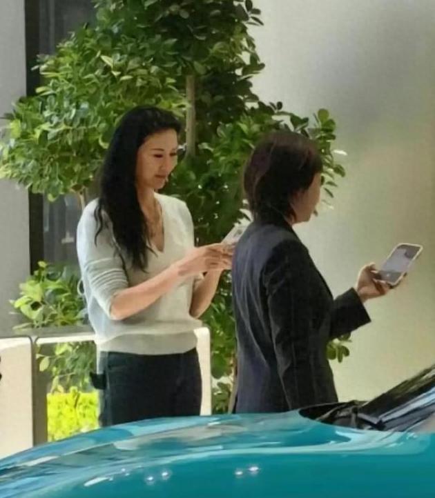 睡完首富睡总统：从厂妹到顶级名媛靠男人捞到268亿她凭啥？(图1)