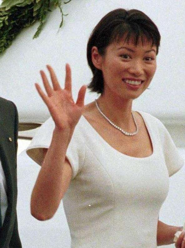 睡完首富睡总统：从厂妹到顶级名媛靠男人捞到268亿她凭啥？(图7)