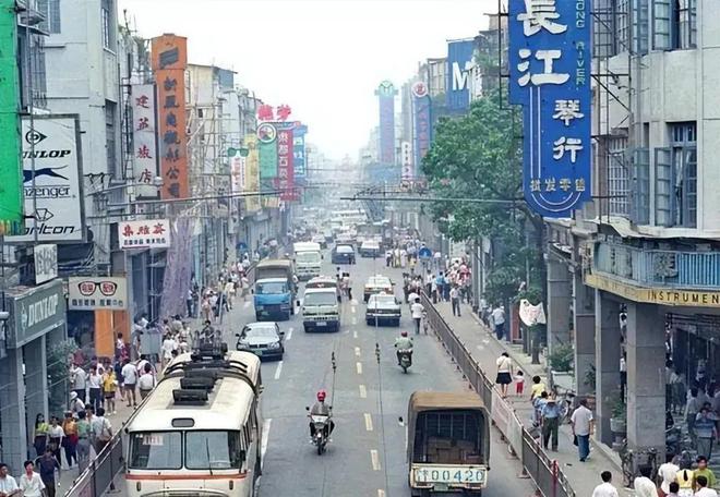 邓文迪从不内耗：离婚拿走268亿投资俩女儿母女都是顶级名媛(图4)