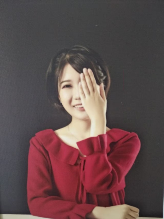 27岁女子家门口被害母亲一夜白头：“希望更多的人记住我女儿的样子”(图1)