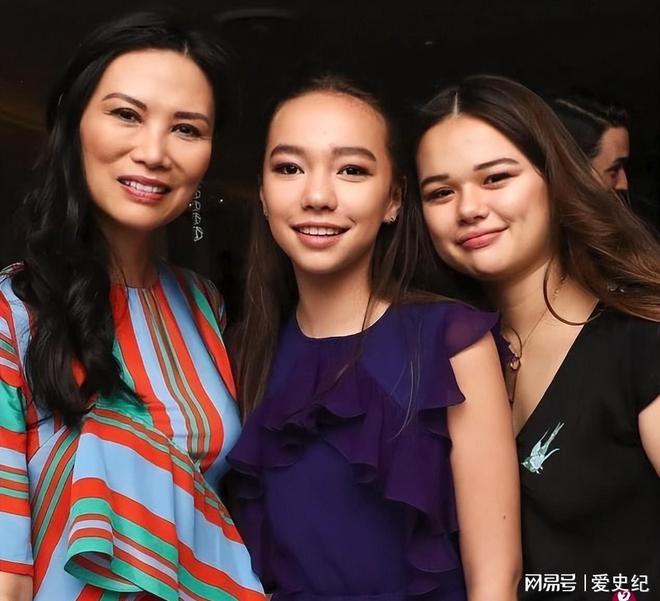 邓文迪翻车？百万礼服走红毯撞衫杨幂一个俗气一个贵气好尴(图14)