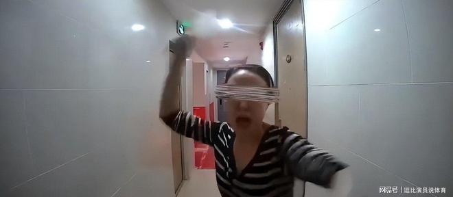 监控曝光后砍门怪邻事件当事人发声介入调查或追责原房东(图1)