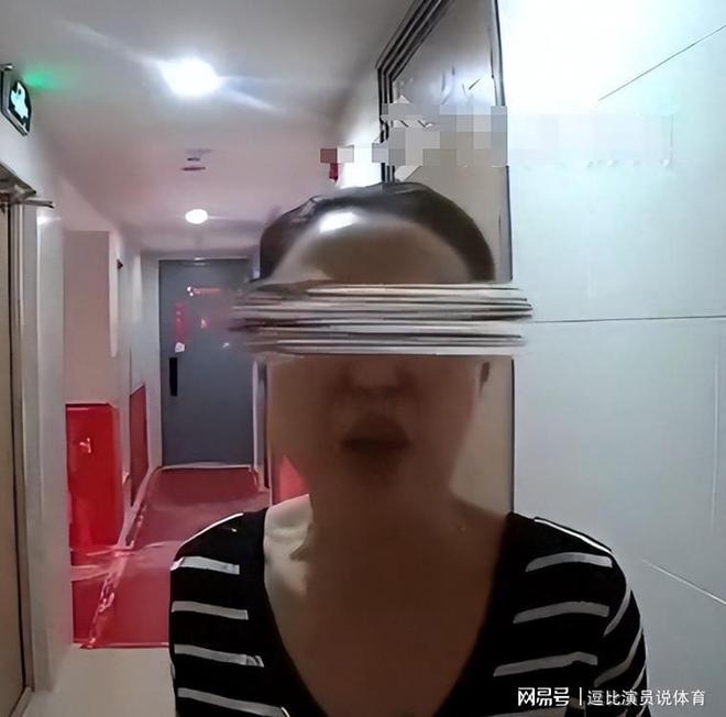 监控曝光后砍门怪邻事件当事人发声介入调查或追责原房东(图5)
