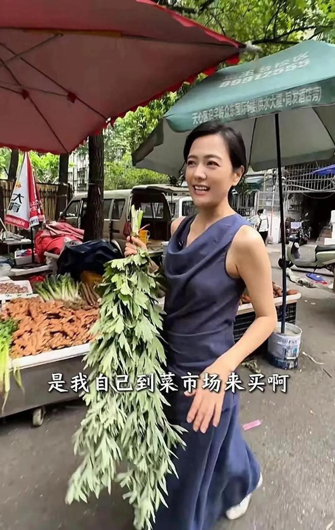 46岁前湖南台一姐杨乐乐素颜逛菜场砍价别墅庭院曝光太高级了(图4)