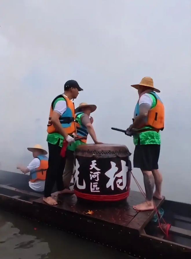 猎德村端午龙舟赛前意外翻船竟是自家闺女惹的祸！(图12)