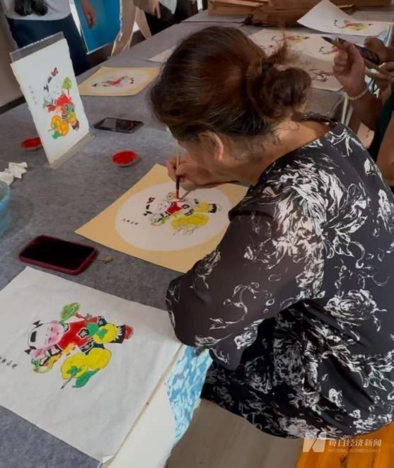 “非遗先要让人吃饱饭”绵竹年画村如何用一门非遗技艺让全村人一年平均多赚近3万元｜活力中国调研行(图3)