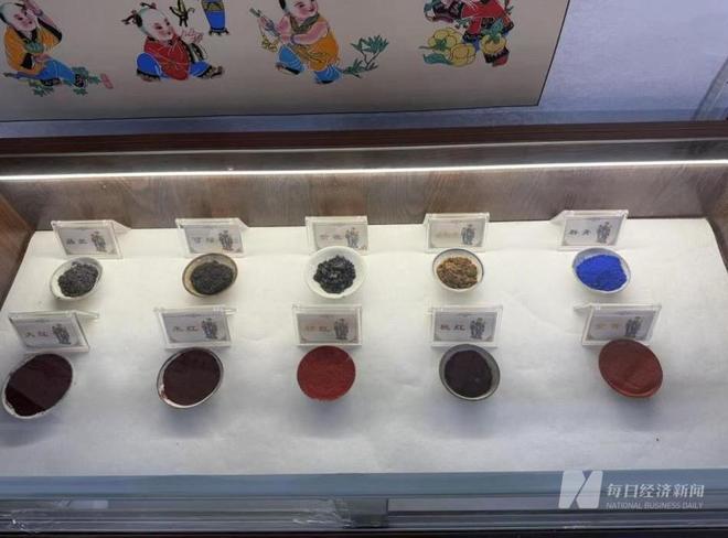 “非遗先要让人吃饱饭”绵竹年画村如何用一门非遗技艺让全村人一年平均多赚近3万元｜活力中国调研行(图2)