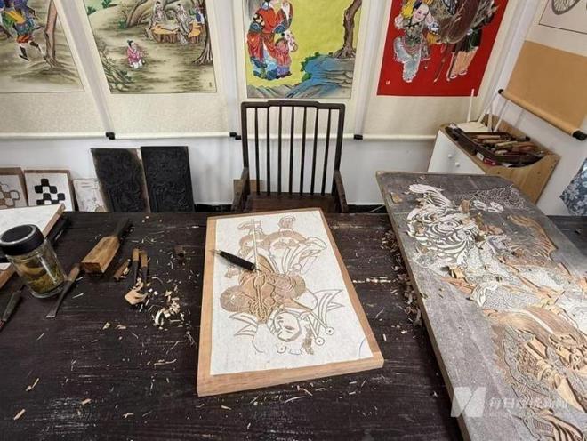 “非遗先要让人吃饱饭”绵竹年画村如何用一门非遗技艺让全村人一年平均多赚近3万元｜活力中国调研行(图4)