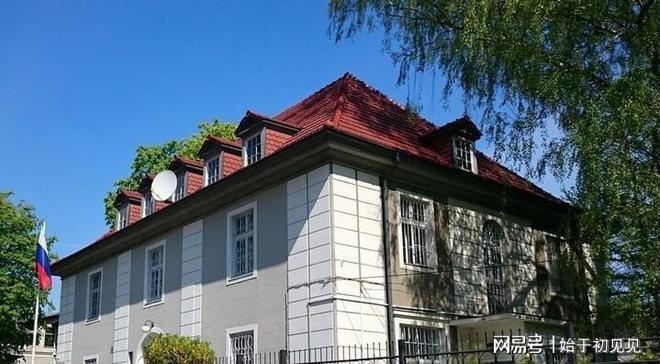 外交大地震！波兰官员强占俄罗斯领事馆试图接管被拒门外！(图2)