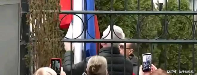 外交大地震！波兰官员强占俄罗斯领事馆试图接管被拒门外！(图4)