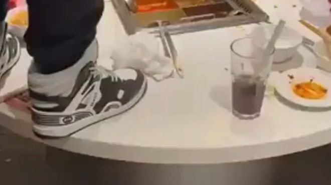 2025十大争议品牌事件:西贝硬刚罗永浩、海底捞10倍赔偿每个都刷屏热搜。(图10)