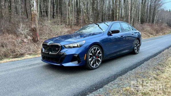 宝马首款原生NACS接口车型曝光：竟是i5M60顶配独享(图1)