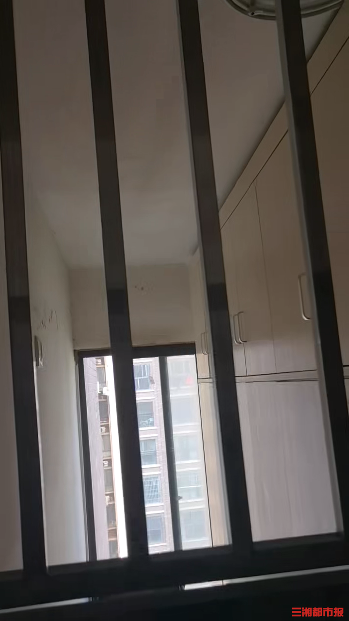 邻居抢占自家门前通风走廊打柜子业主起诉维权|小区大事(图2)