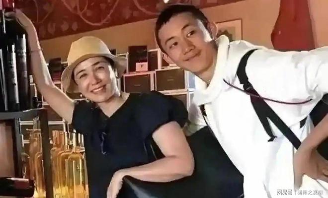 59岁蒋雯丽定居英国网友惋惜一代女神老去(图4)