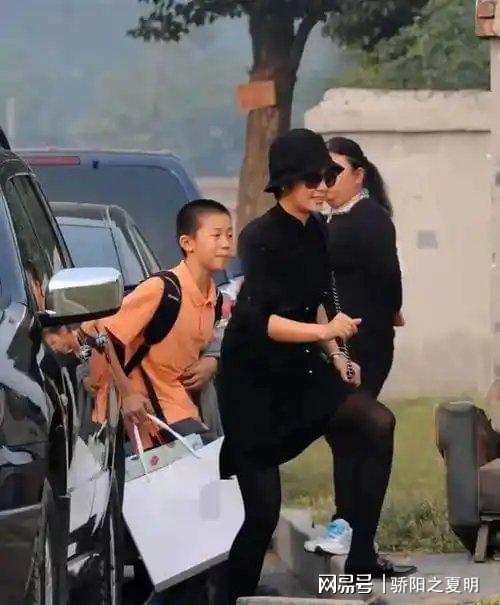 59岁蒋雯丽定居英国网友惋惜一代女神老去(图6)