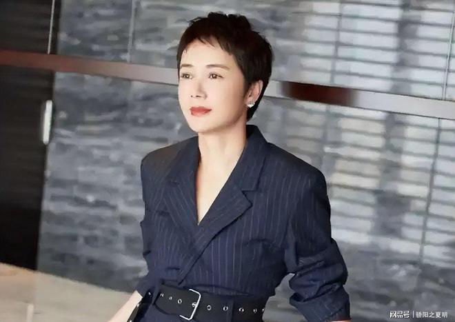 59岁蒋雯丽定居英国网友惋惜一代女神老去(图7)