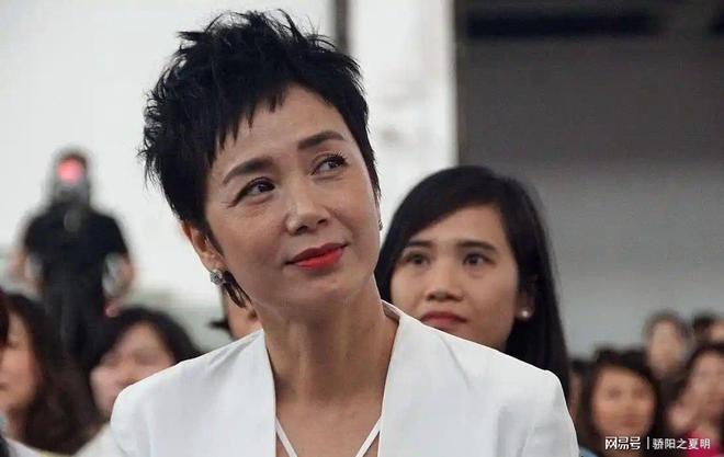 59岁蒋雯丽定居英国网友惋惜一代女神老去(图23)